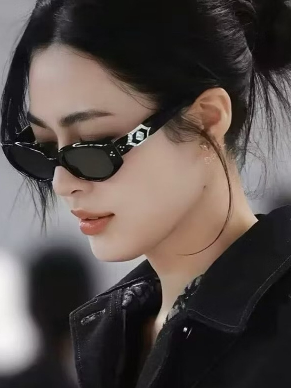 Gentle Monster Ruvy Van 01 Non-Rx Sunglasses in Black/Black - Picture 11 of 12